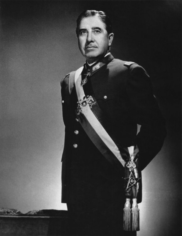 Augusto_Pinochet_foto_oficial.thumb.jpg.5574f0497bd5d014420e6c5e865be49e.jpg